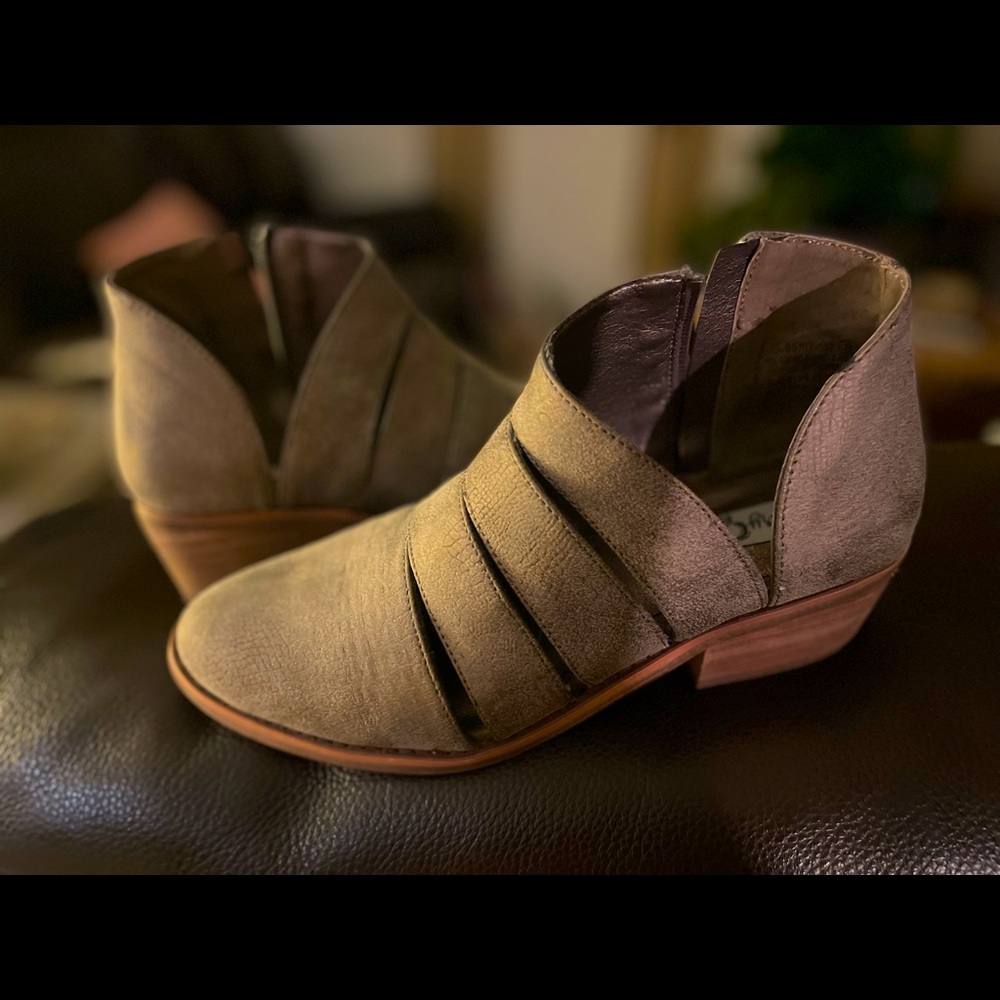 Very G hop along bootie, tan/metallic taupe color, size 8